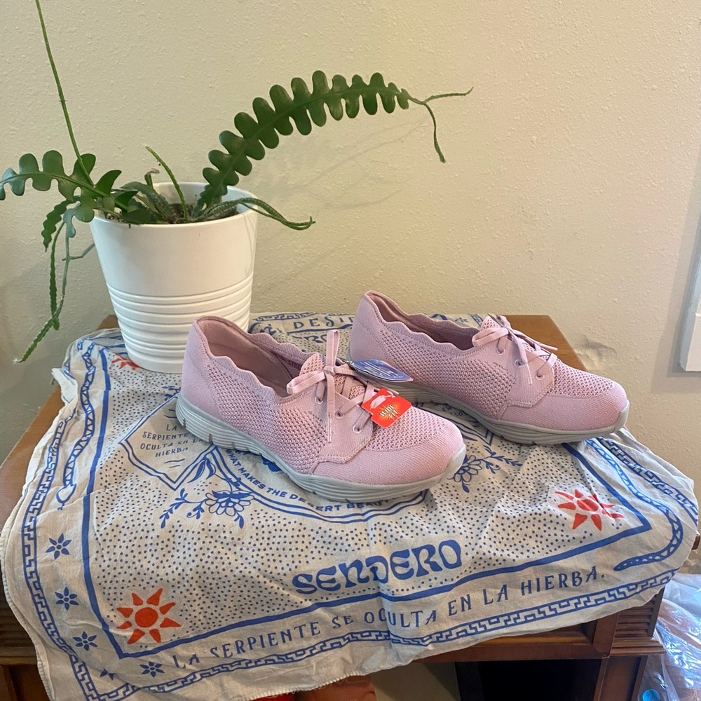 Sketchers wide fit machine washable sneakers